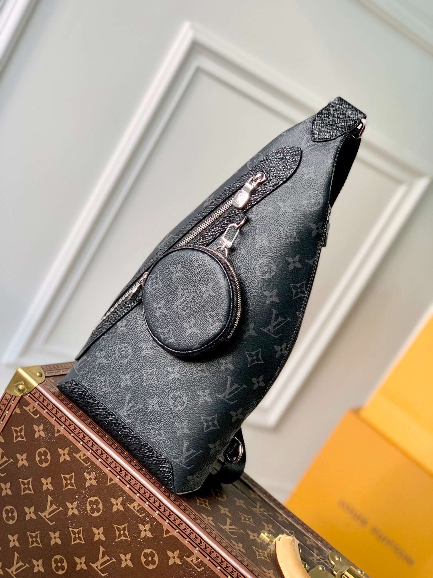L0vis Vvtt0n Duo Slingbag Black For Men 42cm / 16.5in M30936