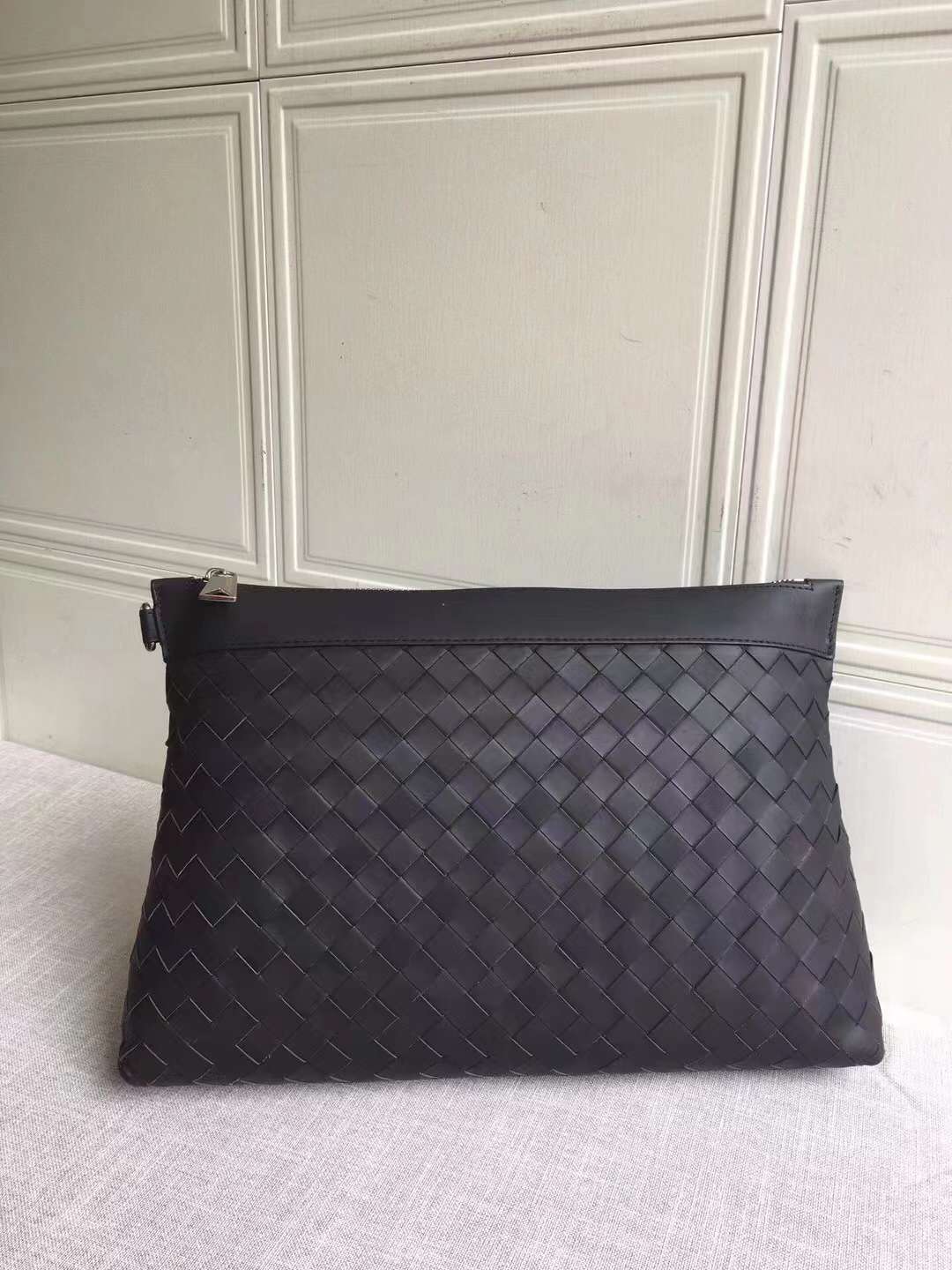 B0tt*ga Ven*ta Medium Intrecciato Zipped Pouch Black For Men 33cm / 13in 651852V0E518803