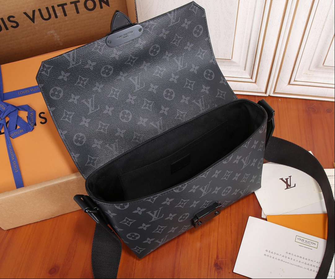L0vis Vvtt0n S-Cape Messenger Black For Men 28cm / 11in M46794