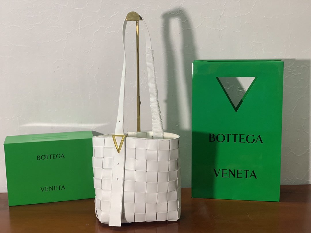 B0tt*ga Ven*ta Shoulder Bag Nappa White, For Women, Women’s Bags 12.9in/33cm