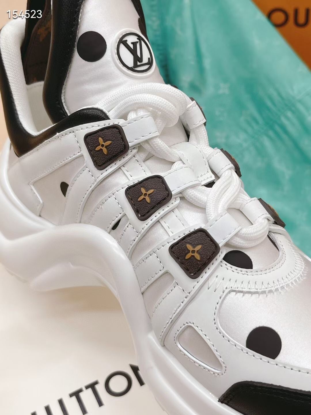 L0vis Vvtt0n Women’s LV Archlight Sneaker White For Women LV 1AA0ON