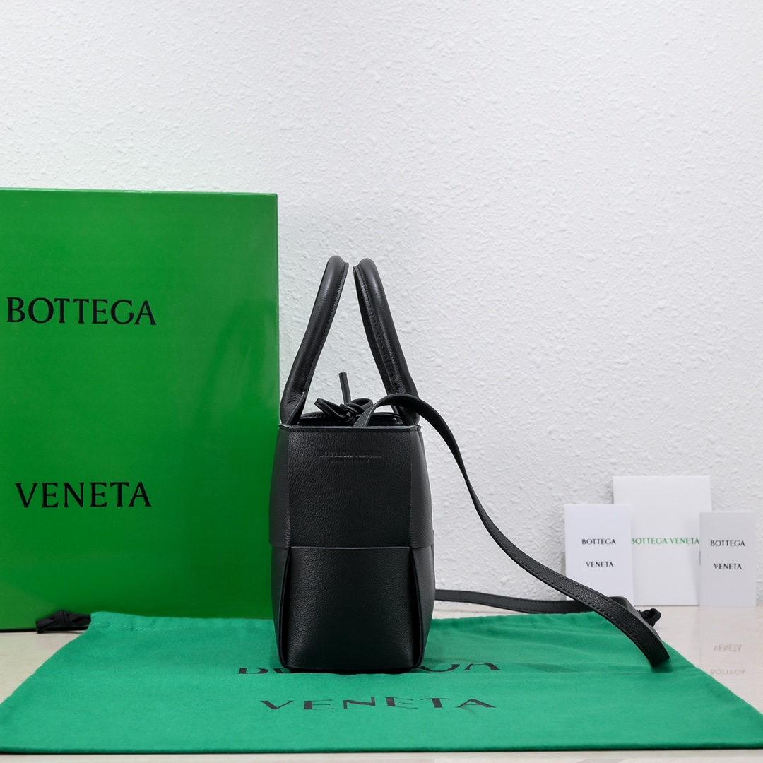 B0tt*ga Ven*ta Mini Arco Tote Bag Black, For Women, Women’s Bags 9.8in/25cm 709337VCP118425
