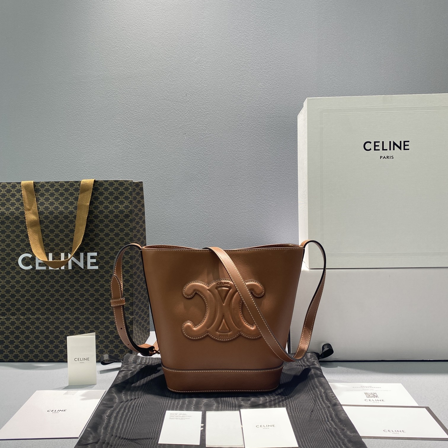 Ce1i*e Small Bucket Cuir Triomphe Brown For Women 9in/22cm 198243DU3.04LU